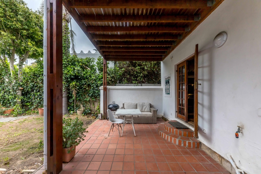 To Let 4 Bedroom Property for Rent in Vredehoek Western Cape